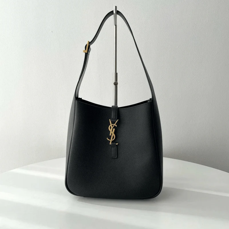 Yves Saint Laurent – Le 5 à 7 Bea Tasche aus genarbtem Leder