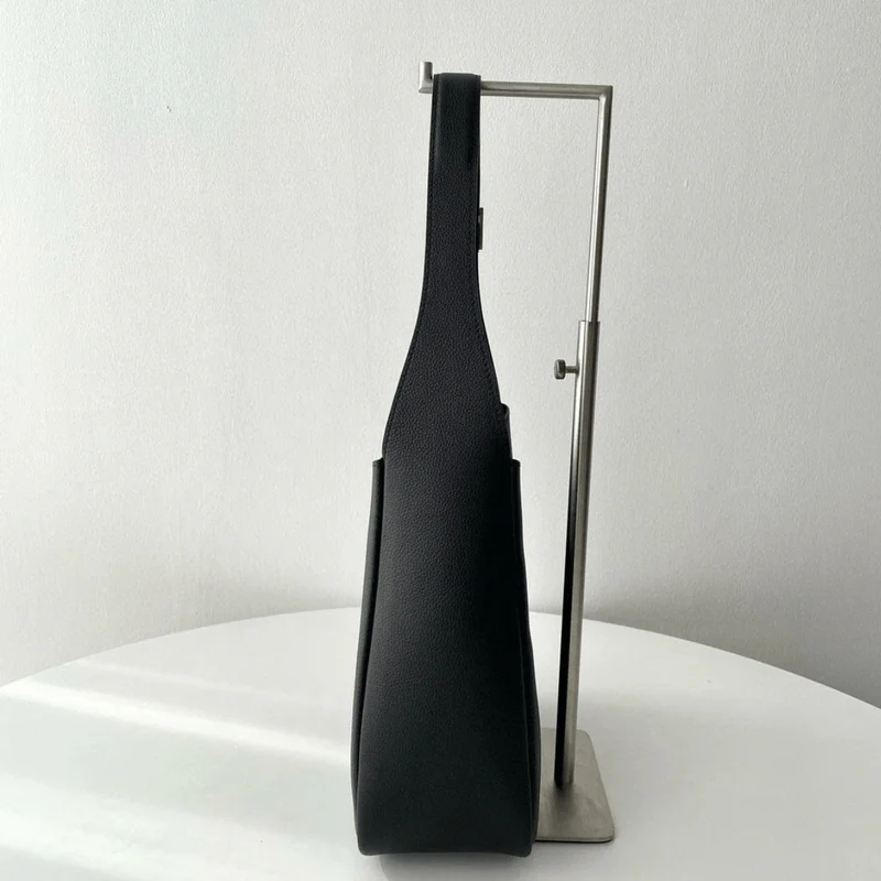 Yves Saint Laurent – Le 5 à 7 Bea Tasche aus genarbtem Leder