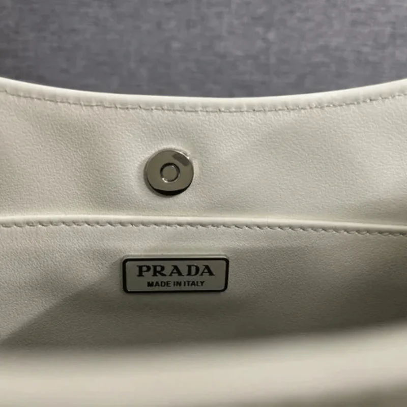 Prada – Cleo Schultertasche aus gebürstetem Leder