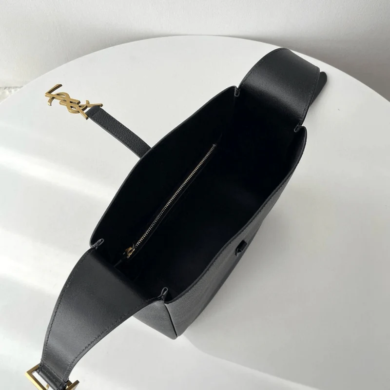 Yves Saint Laurent – Le 5 à 7 Bea Tasche aus genarbtem Leder