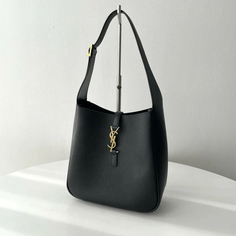 Yves Saint Laurent – Le 5 à 7 Bea Tasche aus genarbtem Leder