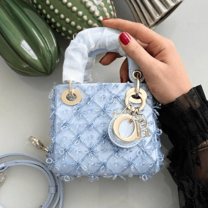 Lady Dior Micro-Tasche bestickt in Blau