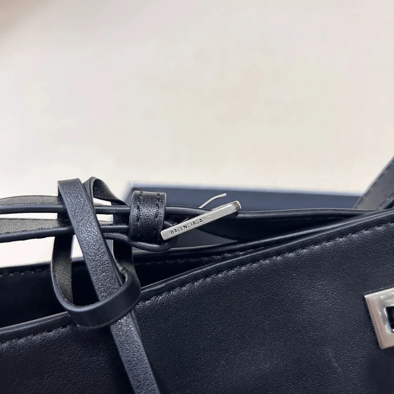 Bel Air Medium Schultertasche für Sie in Schwarz – Balenciaga