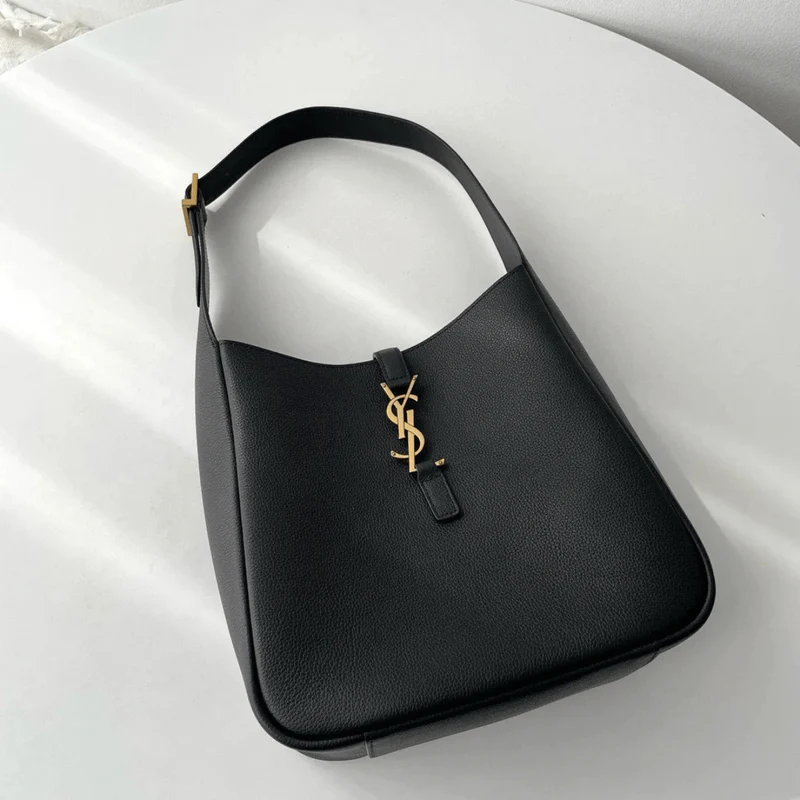 Yves Saint Laurent – Le 5 à 7 Bea Tasche aus genarbtem Leder