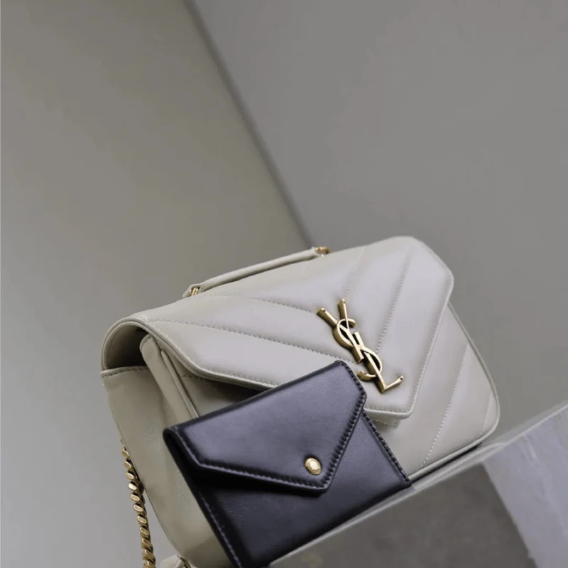 Saint Laurent – Loulou Small Matelassé Lammledertasche in Weiß