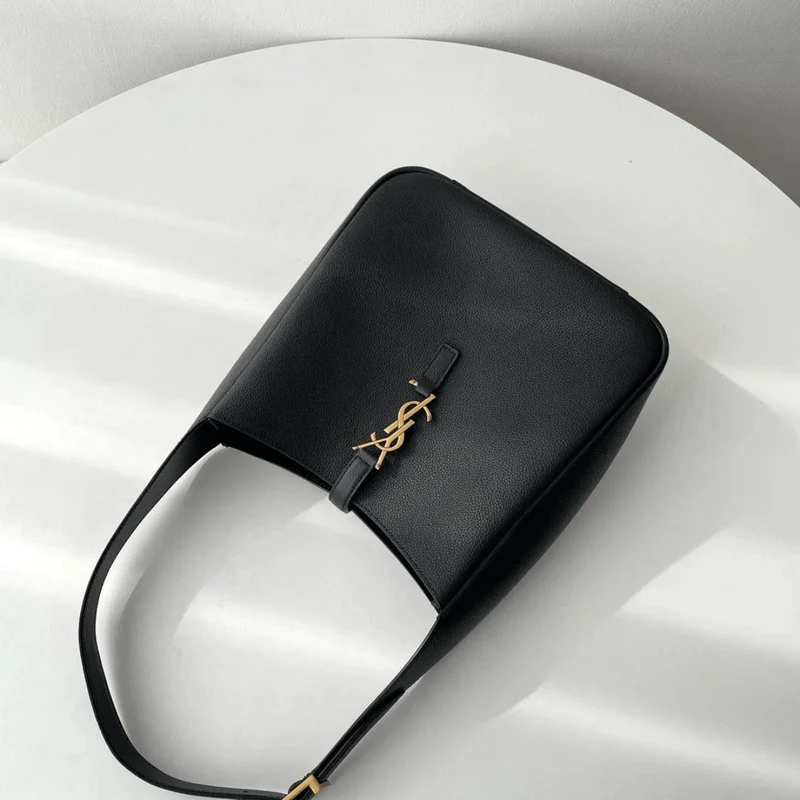 Yves Saint Laurent – Le 5 à 7 Bea Tasche aus genarbtem Leder
